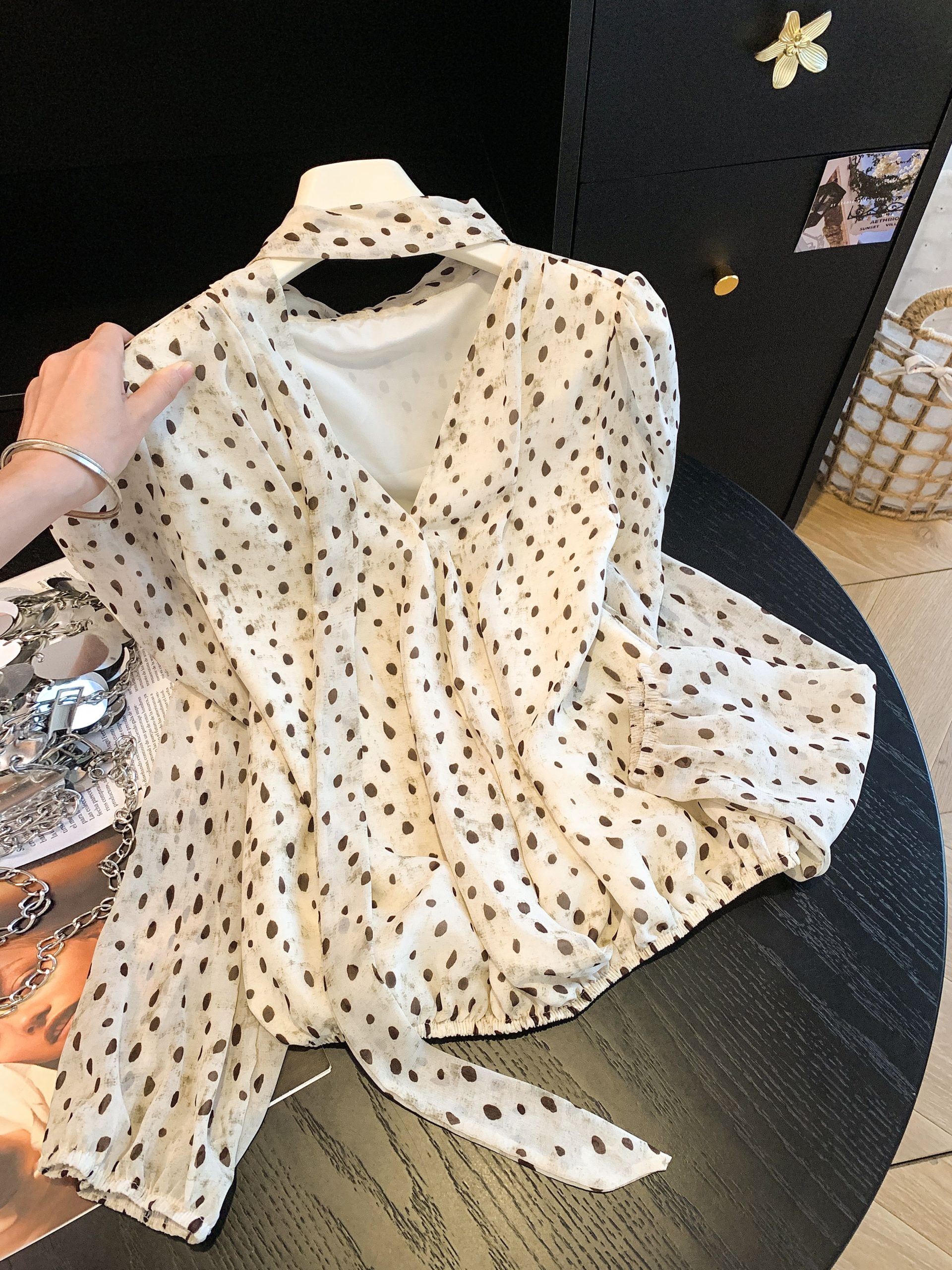 Light Luxury Women's V-Neck Shirt with Ribbon Detail French Style