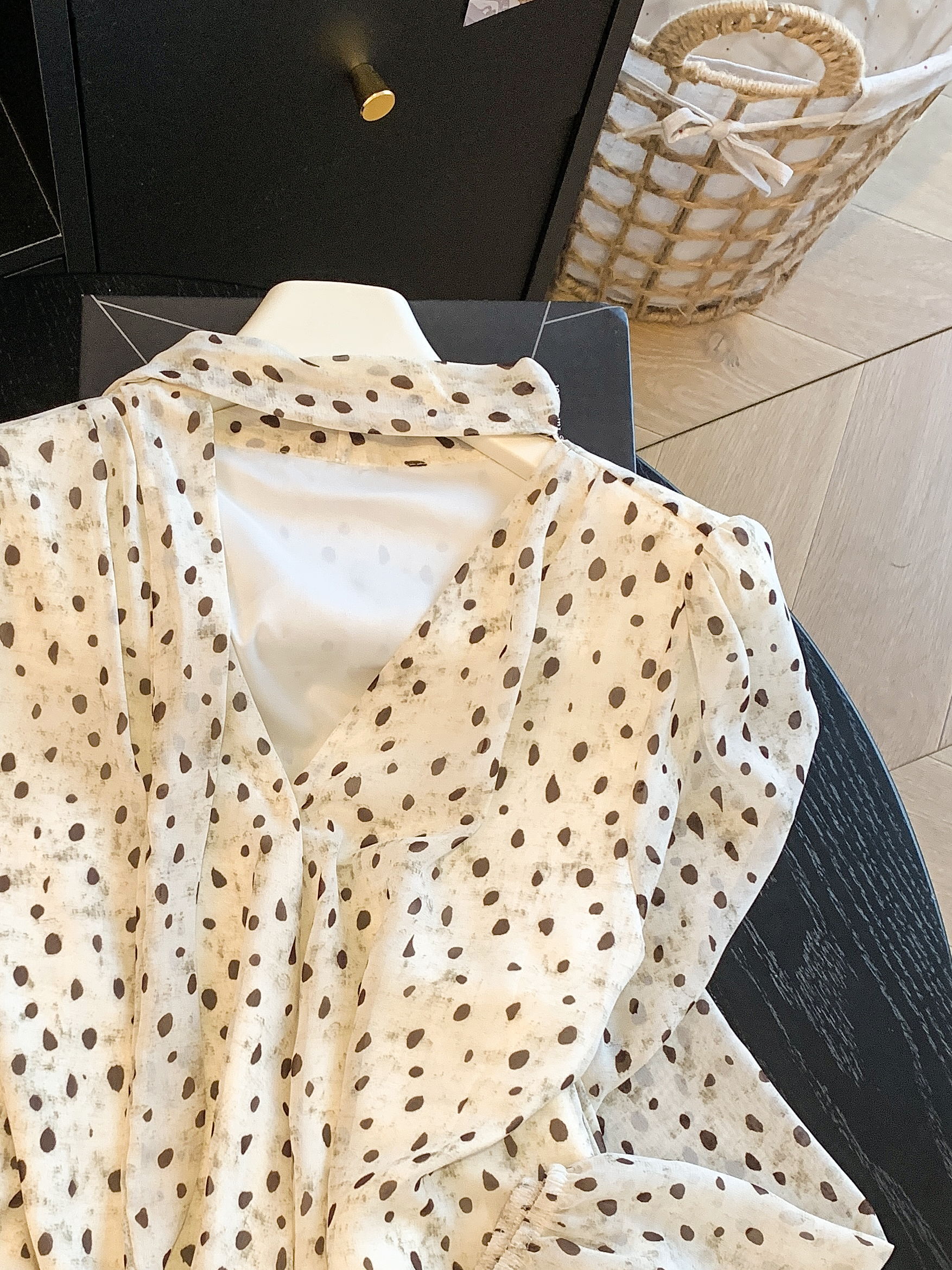 Light Luxury Women's V-Neck Shirt with Ribbon Detail French Style - Image 4