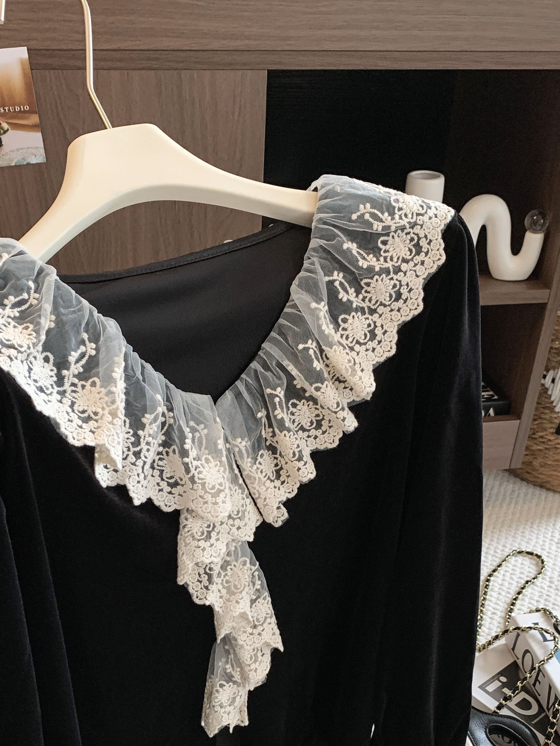 French Hepburn Style Black Velvet Shirt for Women Autumn Winter Elegant High-End Top - Style ba5313 - Image 2